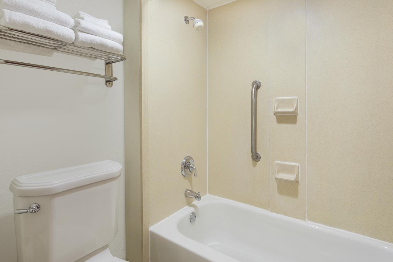 Baymont By Wyndham Orangeburg North Hotel Exterior foto